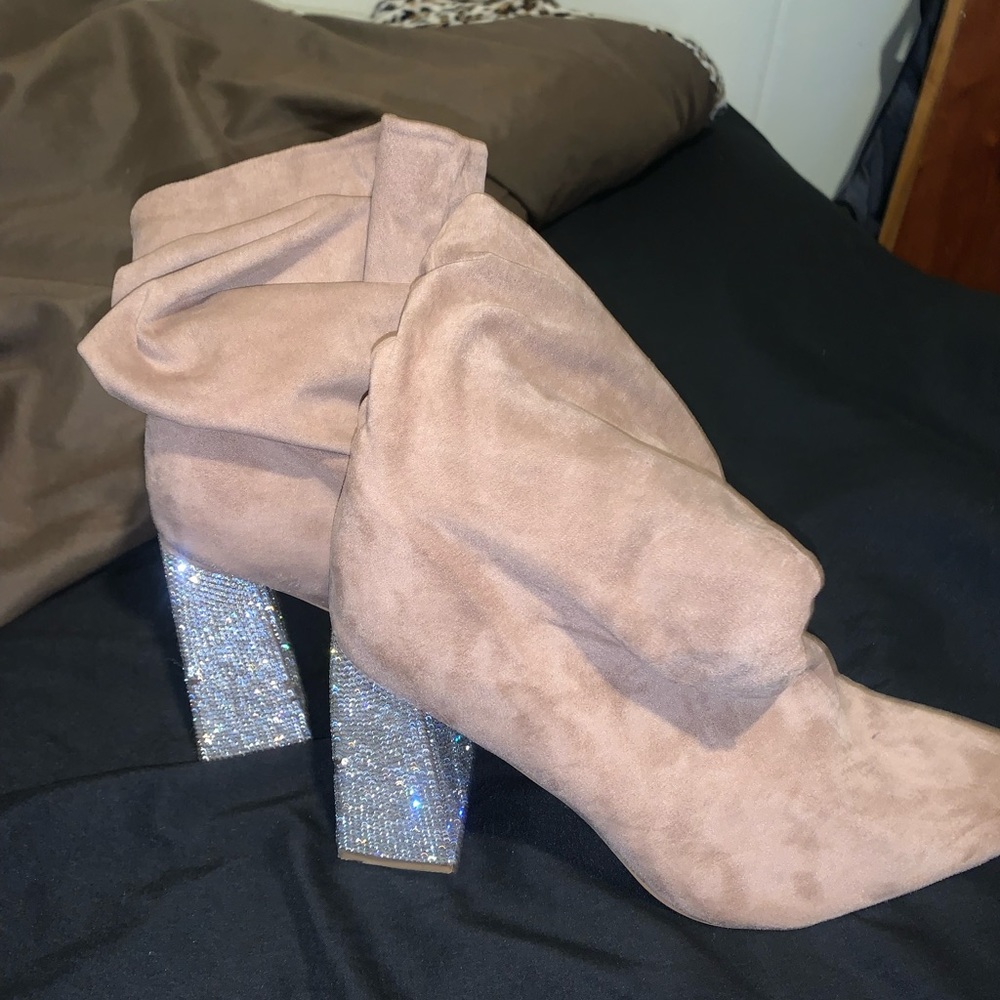 Taupe heels from “shopofficialbee”. Glitter heel. Size 10. Never worn.